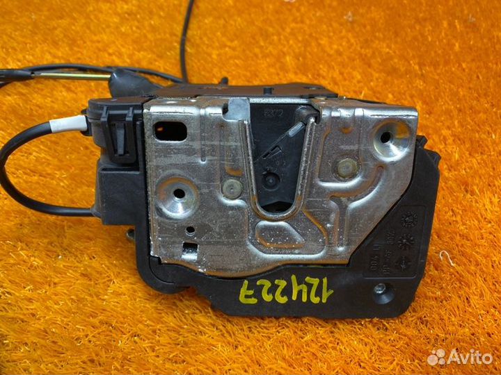 Замок двери передний левый Mercedes-Benz C-Class