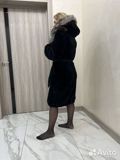 Шуба мутоновая с капюшоном чернобурки