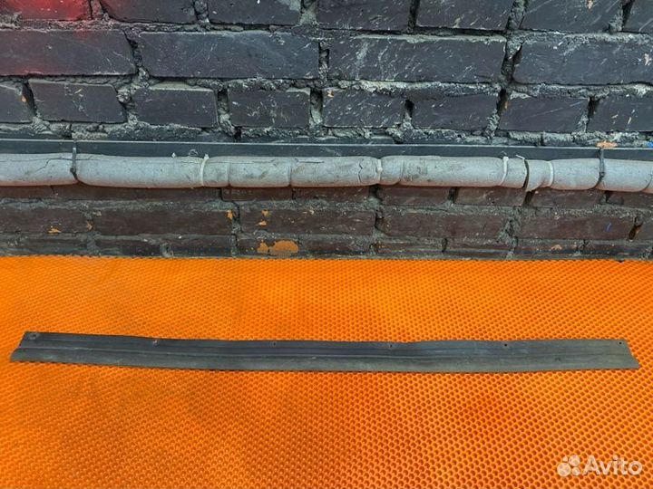 Уплотнительная резинка двери передняя левая Nissan