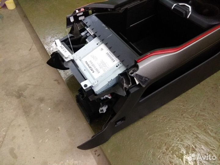 Подлокотник центральный