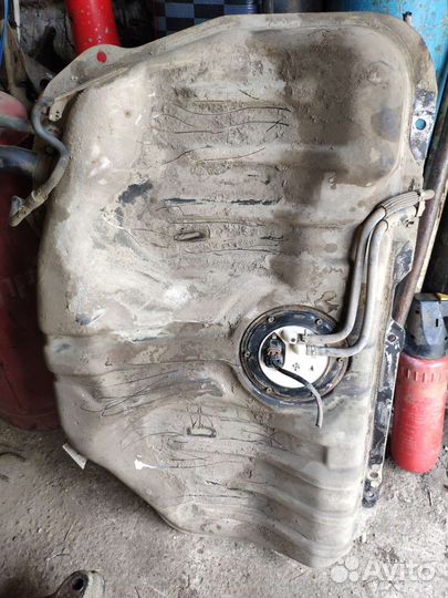 Nissan pulsar FN15 бензобак