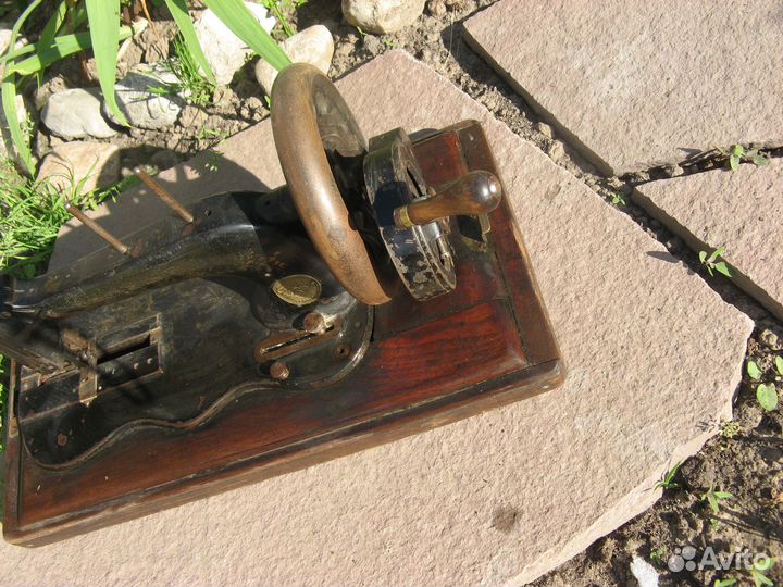 Швейная машинка 19 в. Рабочая. Удобная в интерьр