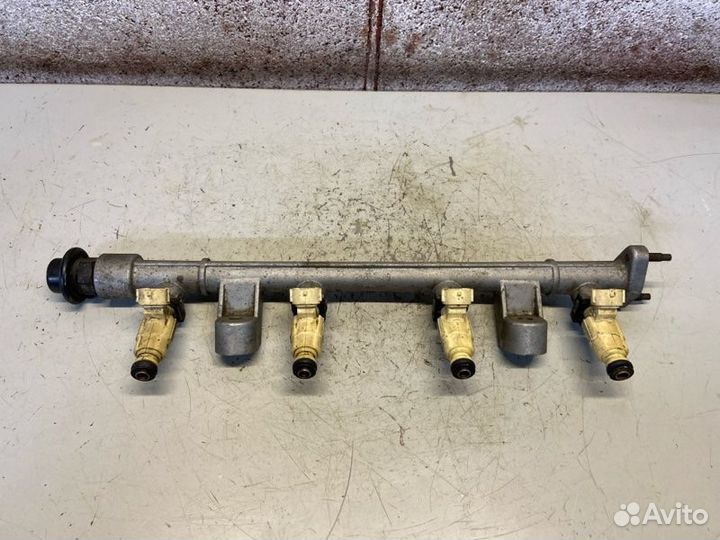 Топливная рампа с форсунками Hyundai Tucson 1