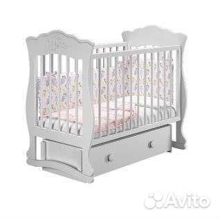 Детская кроватка с маятником белая