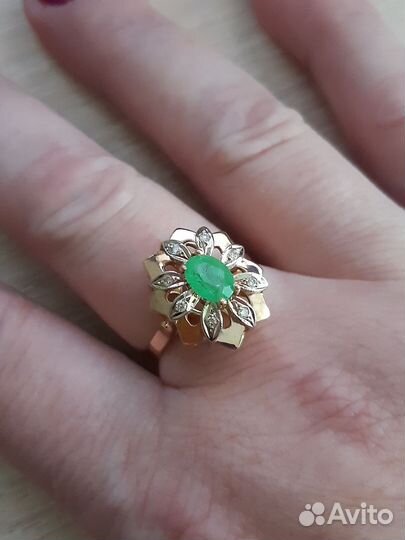 Золотое кольцо с изумрудом и бриллиантами