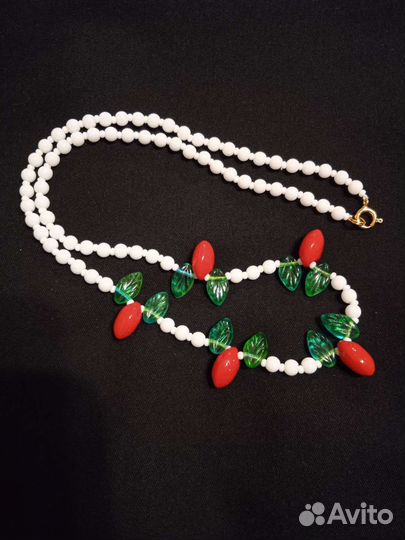 Бусы с листочками с ягодами Чехословакия