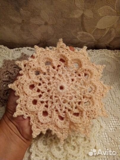 Три вязаные крючком салфетки снежинки