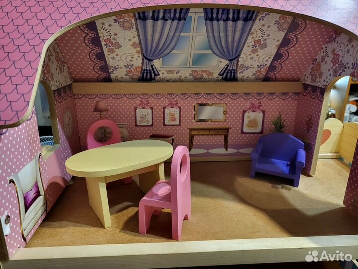 Деревянный кукольный домик с мебелью