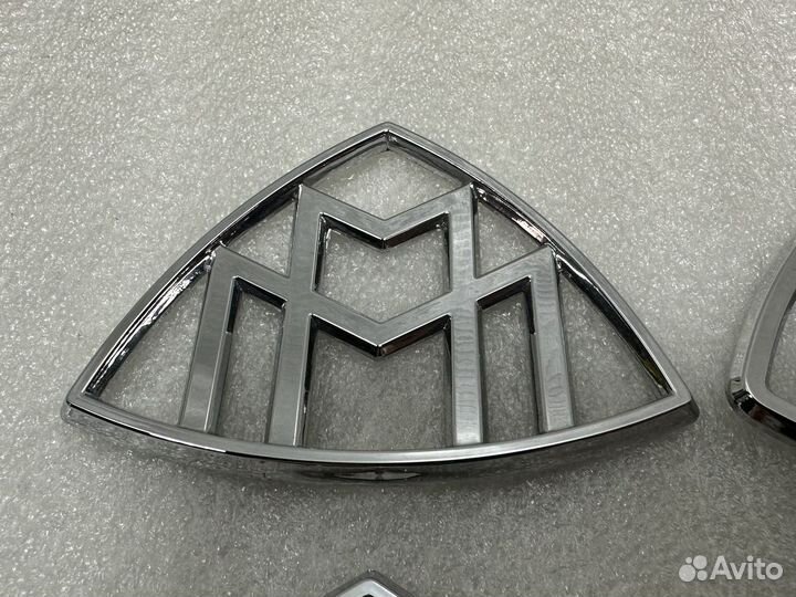 Эмблема заднего крыла оригинал б/у Maybach X222