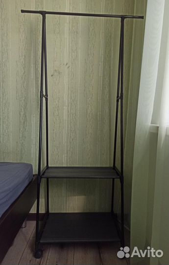 Напольная вешалка для одежды на колесах