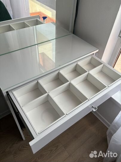 Туалетный столик с зеркалом и подсветкой