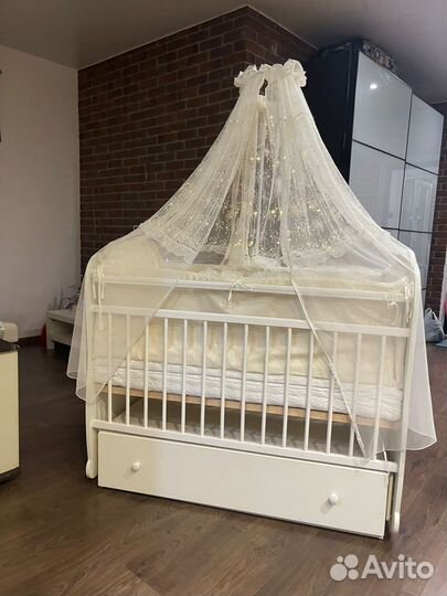 Детская кроватка с маятником и ящиком