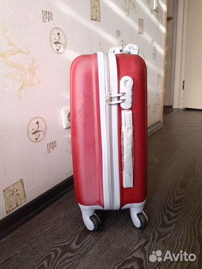 Чемодан на колесах(новый)