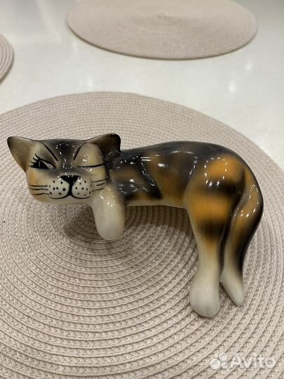 Фигурка кошки на полку