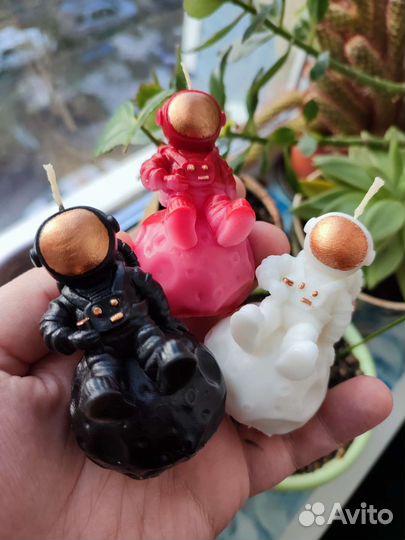 Космонавт на Луне свеча декоративная