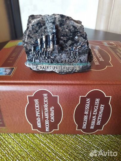 Сувенир из С.- Петербурга из крапчатого гранита
