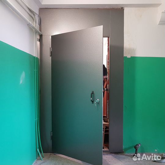 Тамбурные металлические двери на площадку