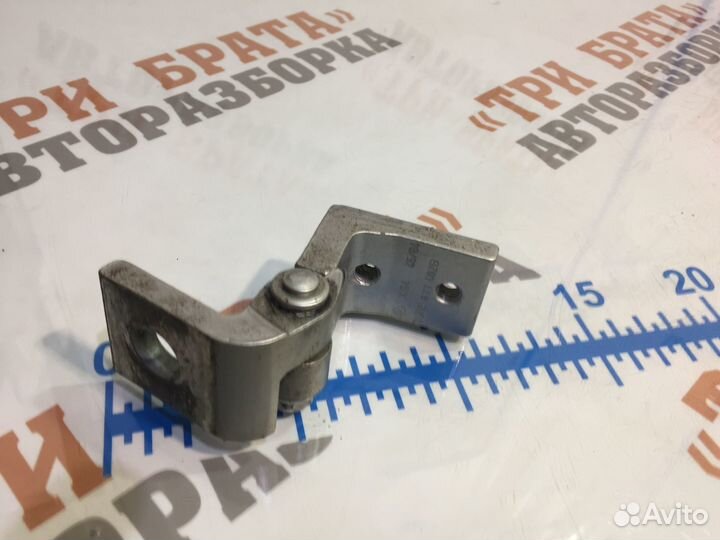 Шкода Октавия Петля верхняя задней двери Прав