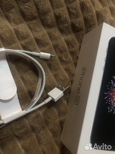 Коробка от iPhone SE + провод
