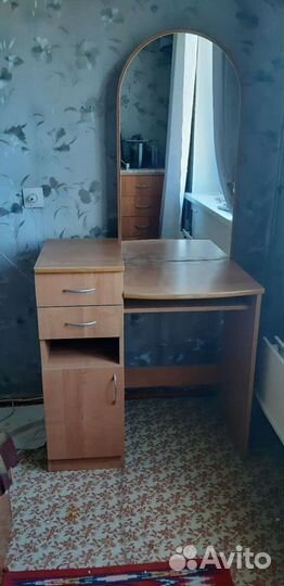 Трюмо с зеркалом