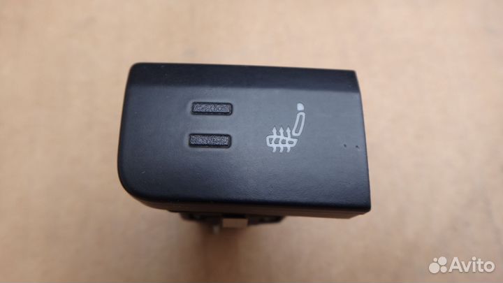 Кнопка обогрева сидения VW Polo V