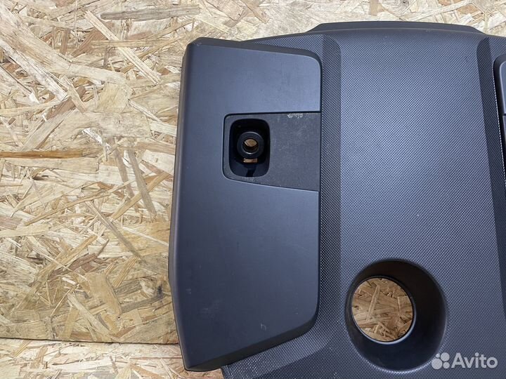 Декоративная накладка двигателя Toyota Hilux viii