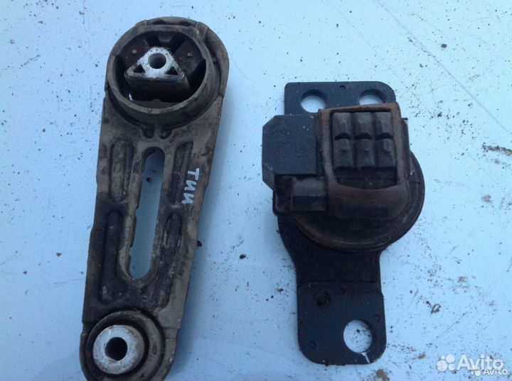 Подушка двигателя кронштейн Ниссан Тиида с 11