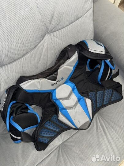 Нагрудник хоккейный Bauer one.8