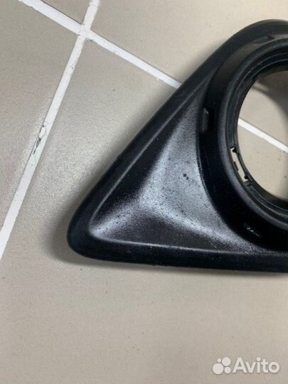 Рамка противотуманной фары левая Toyota Hilux 8