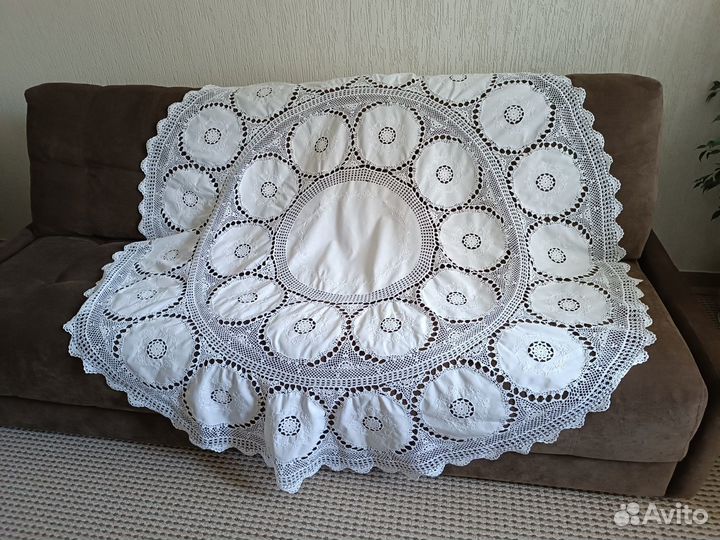 Ажурная скатерть с вышивкой и вязаным кружевом