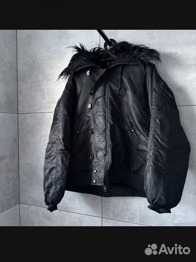 Бомбер Grailz Project на руках