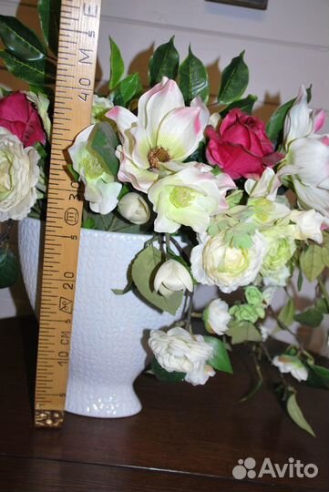 Композиция из искусственных цветов, в вазе