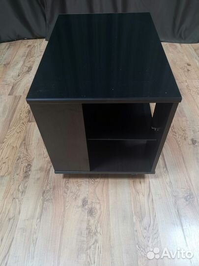 Журнальный столик на колесах стеклянный