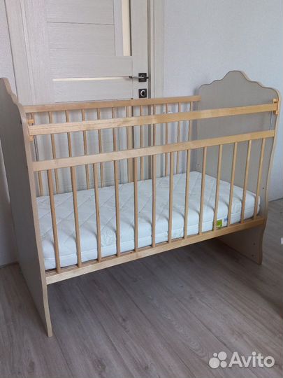 Детская кроватка с матрасом