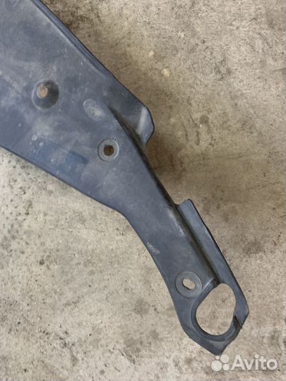 Пластиковая панель на camry 40