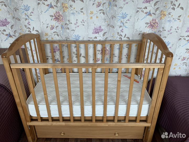 Детская кроватка с маятником