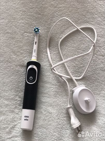 Электрическая зубная щетка oral b