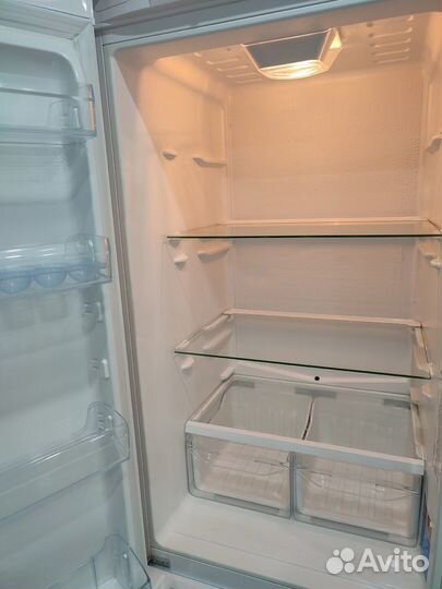 Холодильник с морозильником Indesit DS 318 W белый