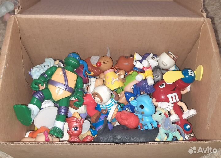 Коробка красивых игрушек