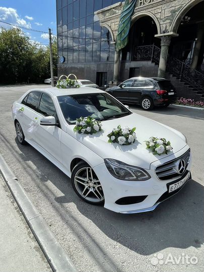 Свадебные украшения на машину, белые розы кольца