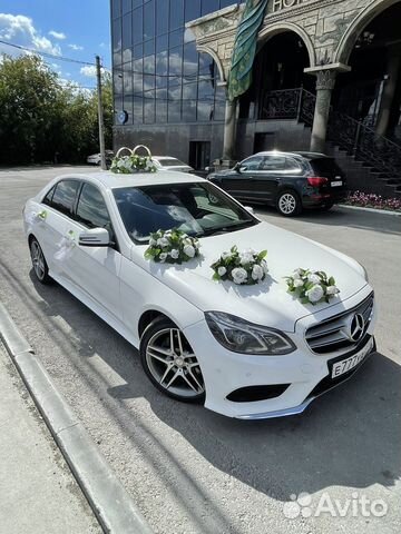 Свадебные украшения на машину, белые розы кольца