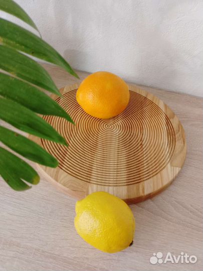 Доска сервировочная с живым краем на ножках