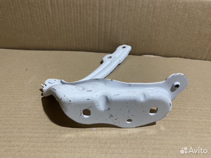 Петля капота правая Skoda Octavia A7 5E0823302