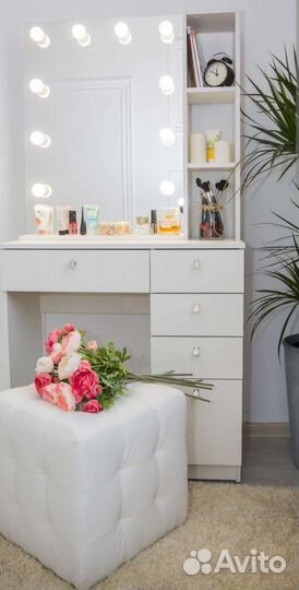 Туалетный столик с зеркалом и подсветкой