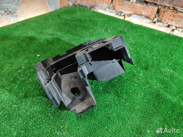 Кронштейн предохранителей Volkswagen Passat B6