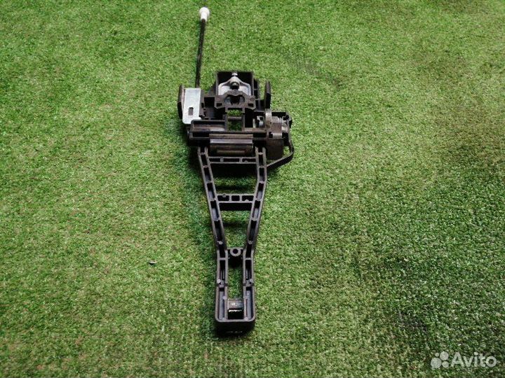 Кронштейн ручки двери передний правый Ford Focus 3