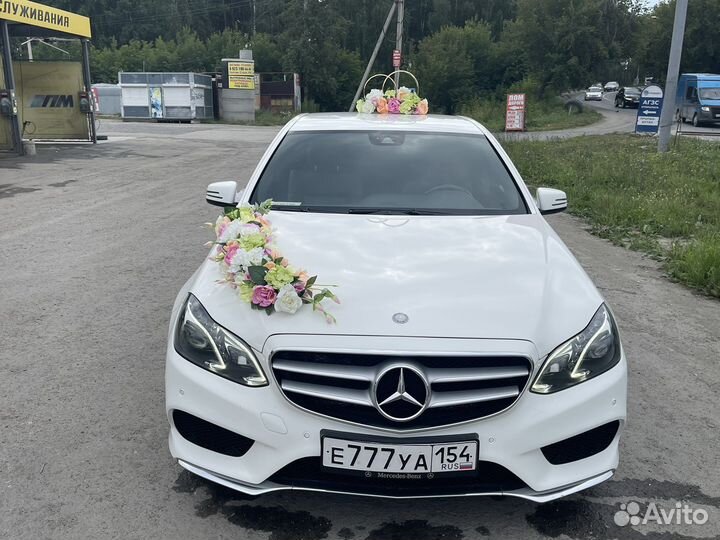 Свадебное украшение на машину уголок декор