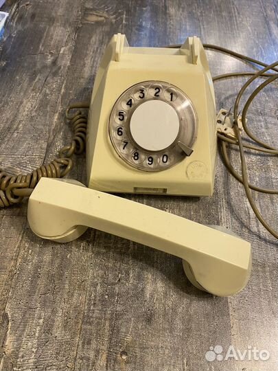 Антикварный телефонный аппарат