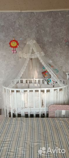 Детская кроватка с маятником круглая