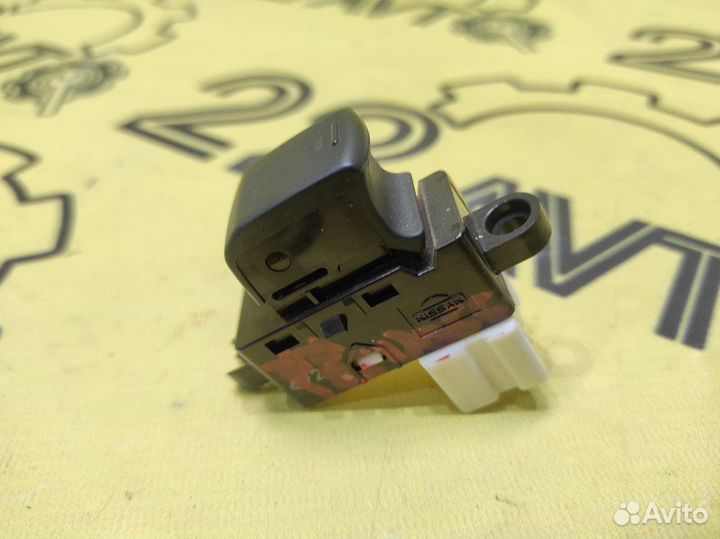 Кнопка стеклоподъемника задняя правая Infiniti